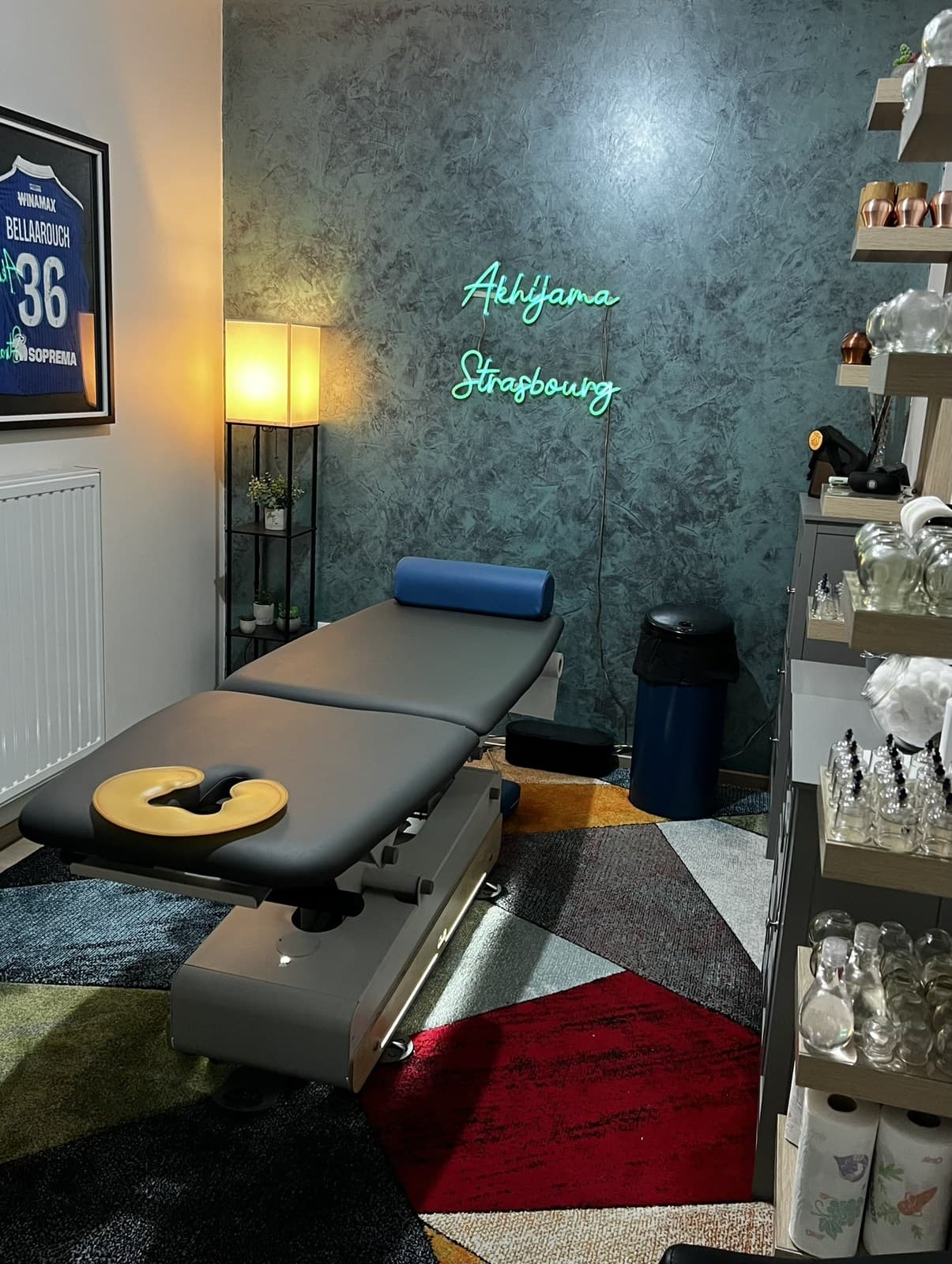 L'espace de séance d'Akhijama Care Center, avec sa table et sa lumière chaleureuse.