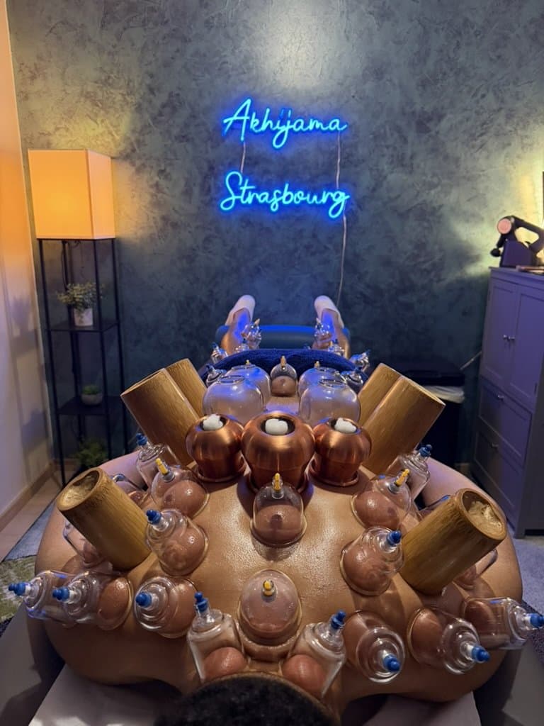 Séance de Hijama en cours, ventouses positionnées sur le dos